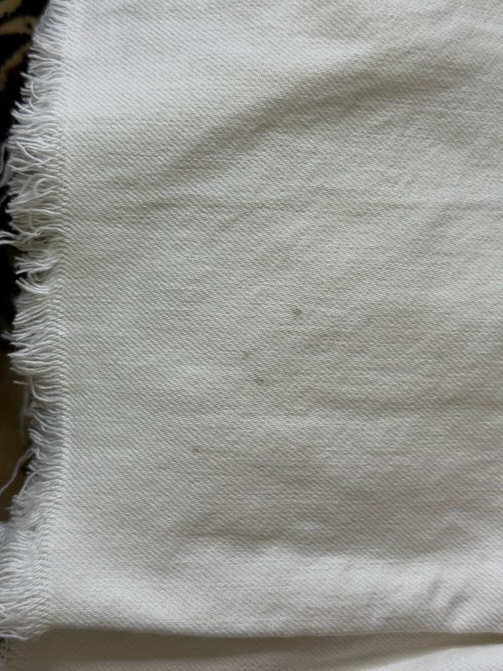 Белые джинсы на высокой посадке Bershka