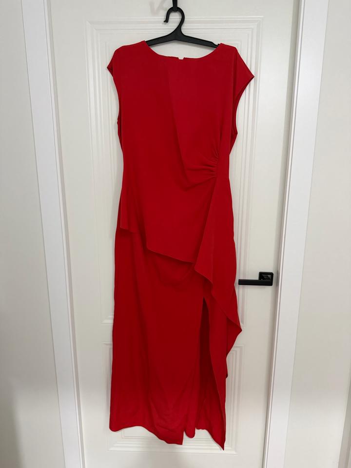 Красное платье