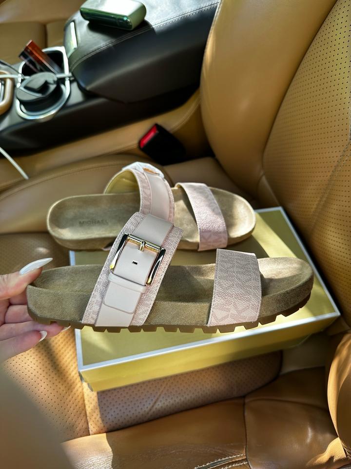 Розовые сандалии Michael Kors