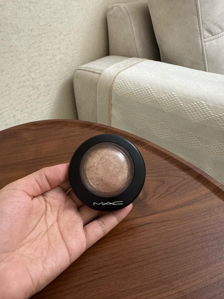 Хайлайтер MAC в оттенке soft&gentle