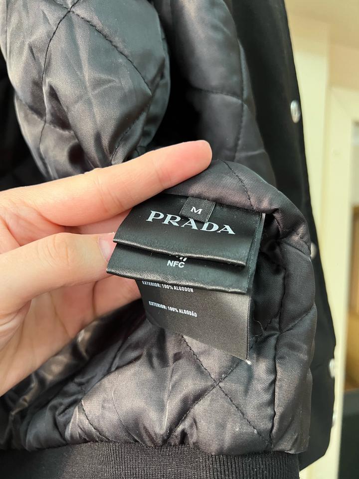 Бомбер куртка Prada