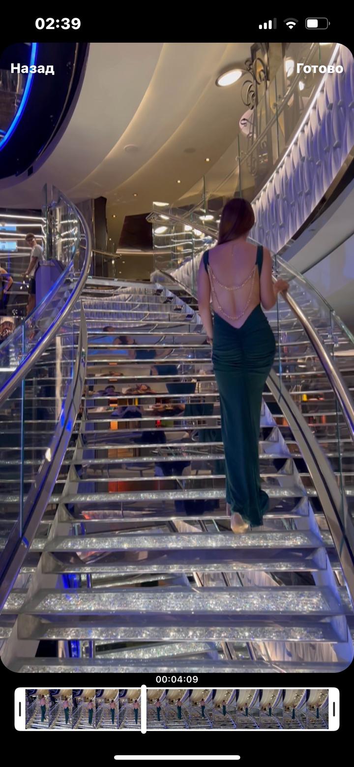 Зеленое платье декольте