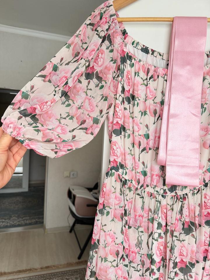 Нежное платье с цветочным принтом