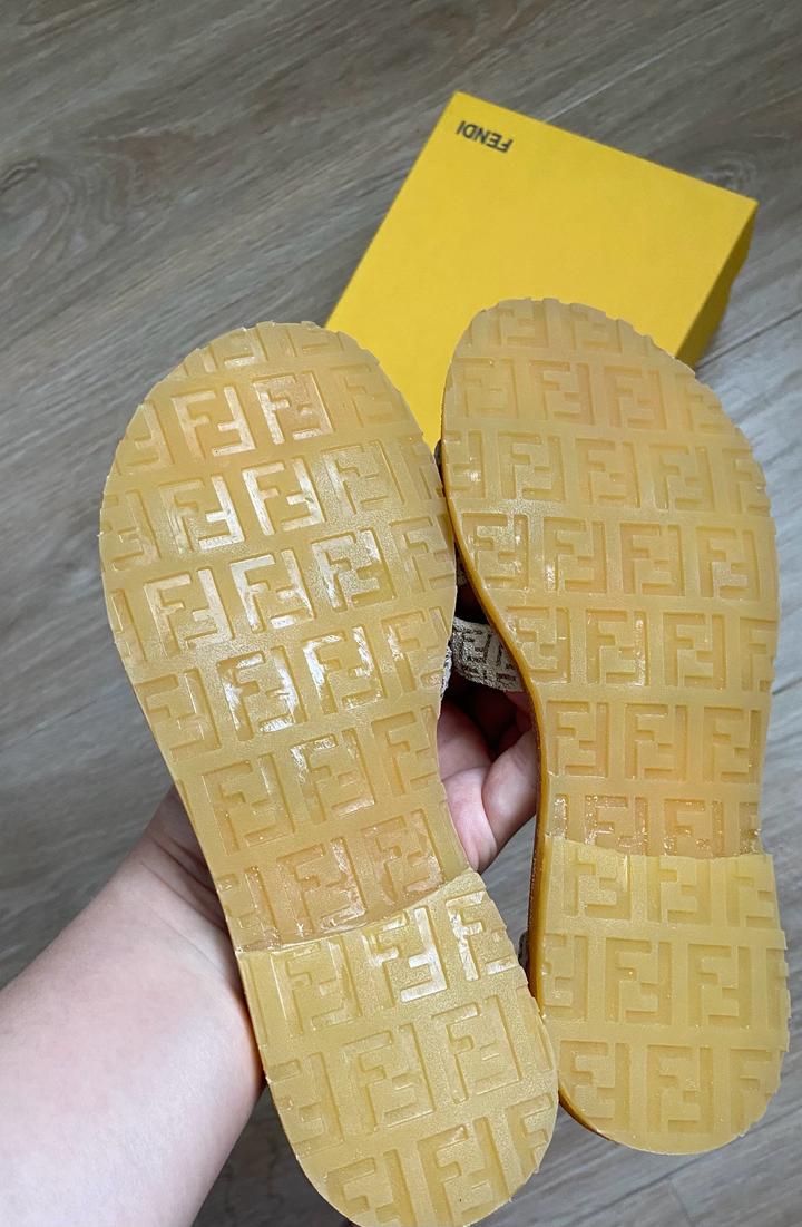 Сандалии Fendi