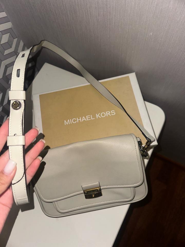 Белая сумочка Michael Kors