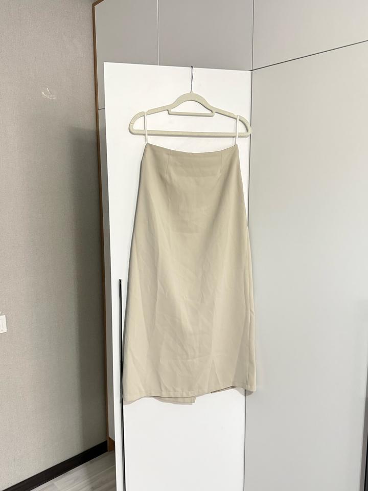 Юбки серая и бежевая