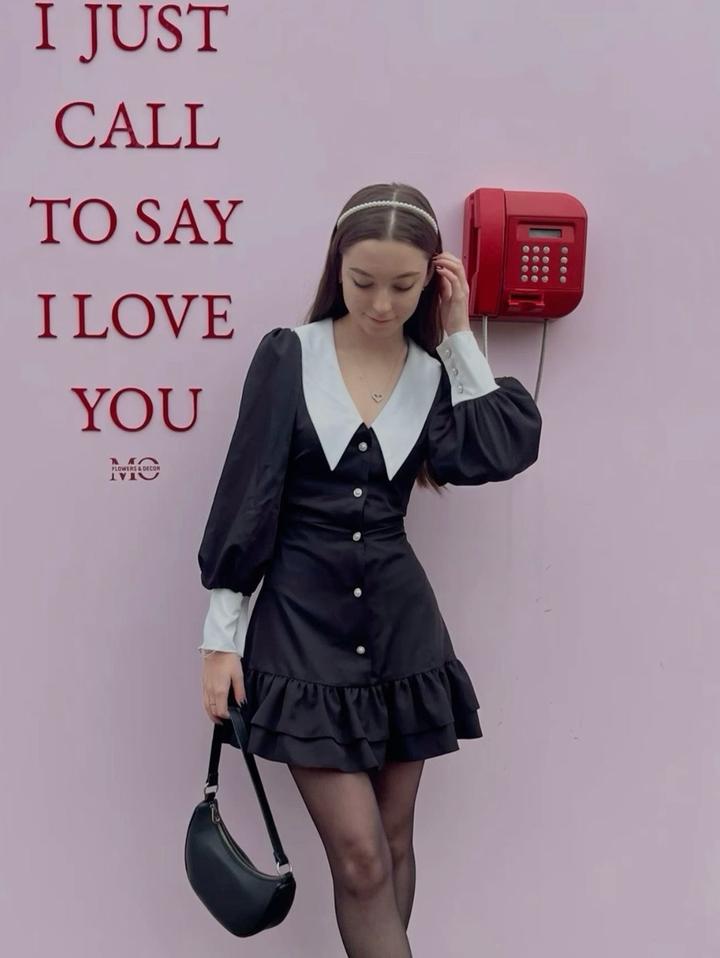 Черное платье с воротником