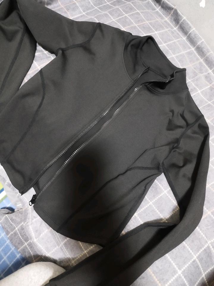 Спортивная укороченная кофточка