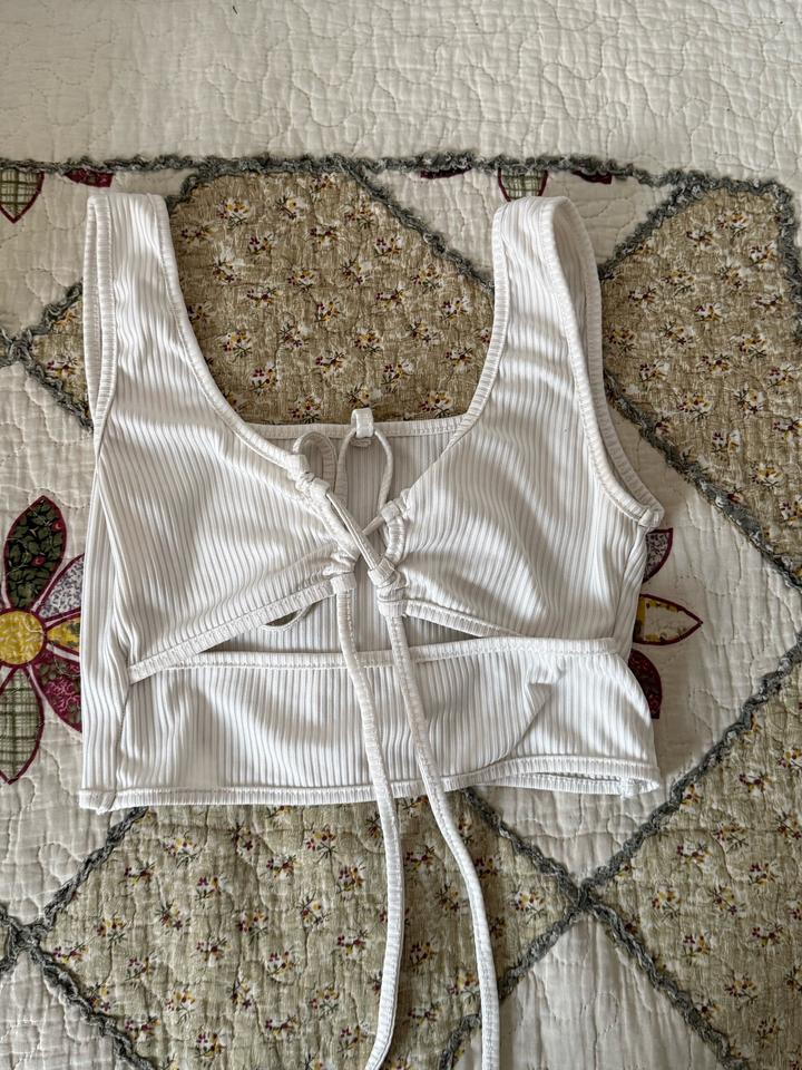 3 Кроп-топа и 1 жилетка