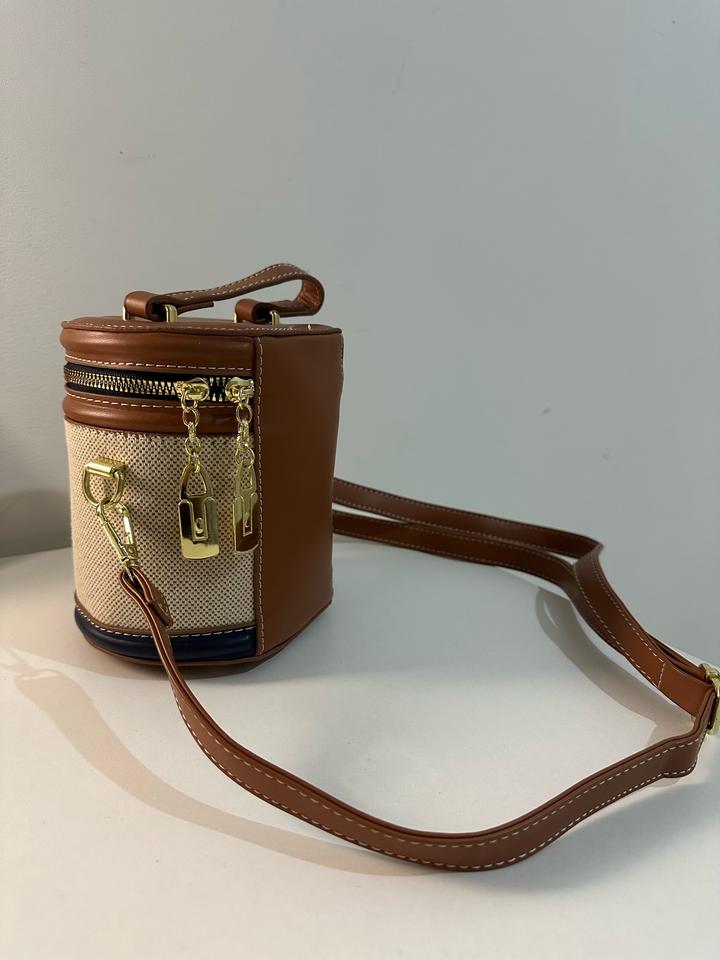 Стильная мини-сумка цилиндрической формы