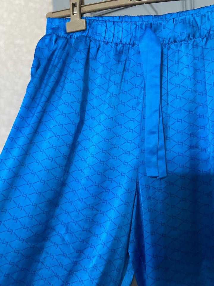 Брюки Primark в ярком голубом оттенке