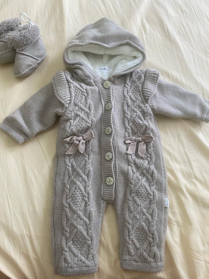 Тёплый вязаный комбинезон для малыша