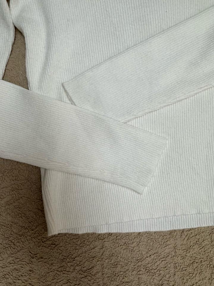 Стильный джемпер в рубчик с замком O-ring