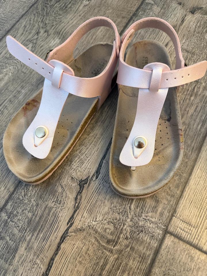 Розовые сандалии