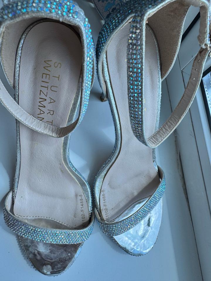серебристые босоножки Stuart Weitzman