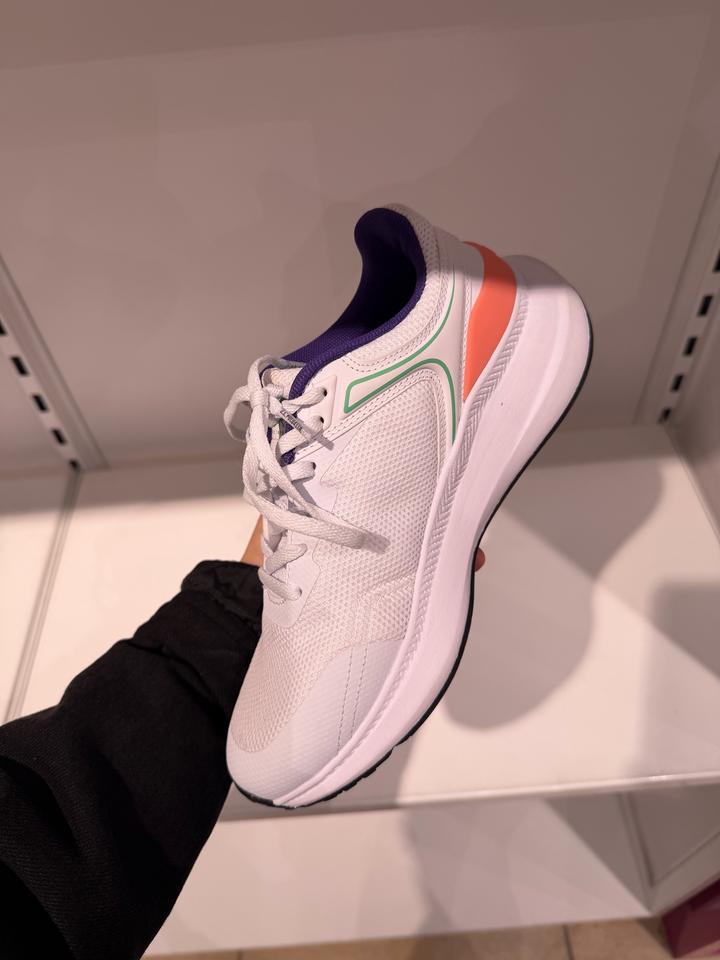 Кроссовки женские