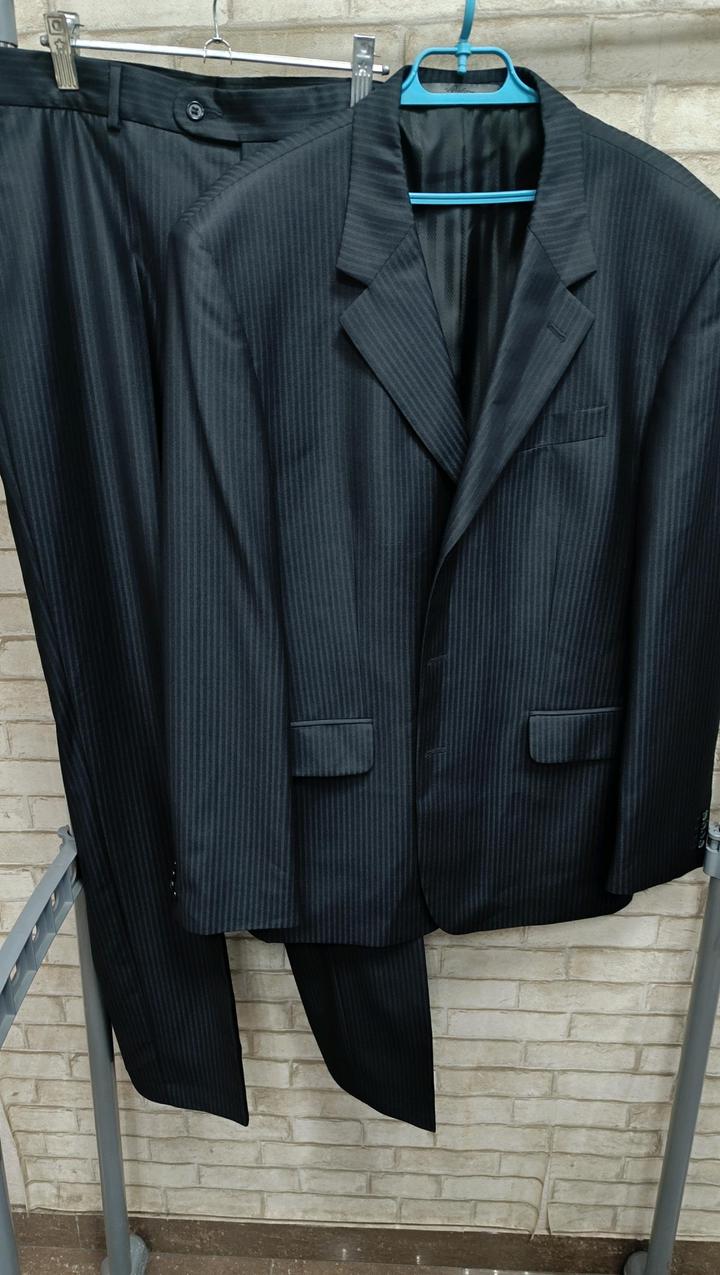 Мужской серый костюм в полоску