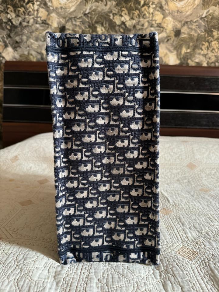 Medium Dior Book Tote для Алии