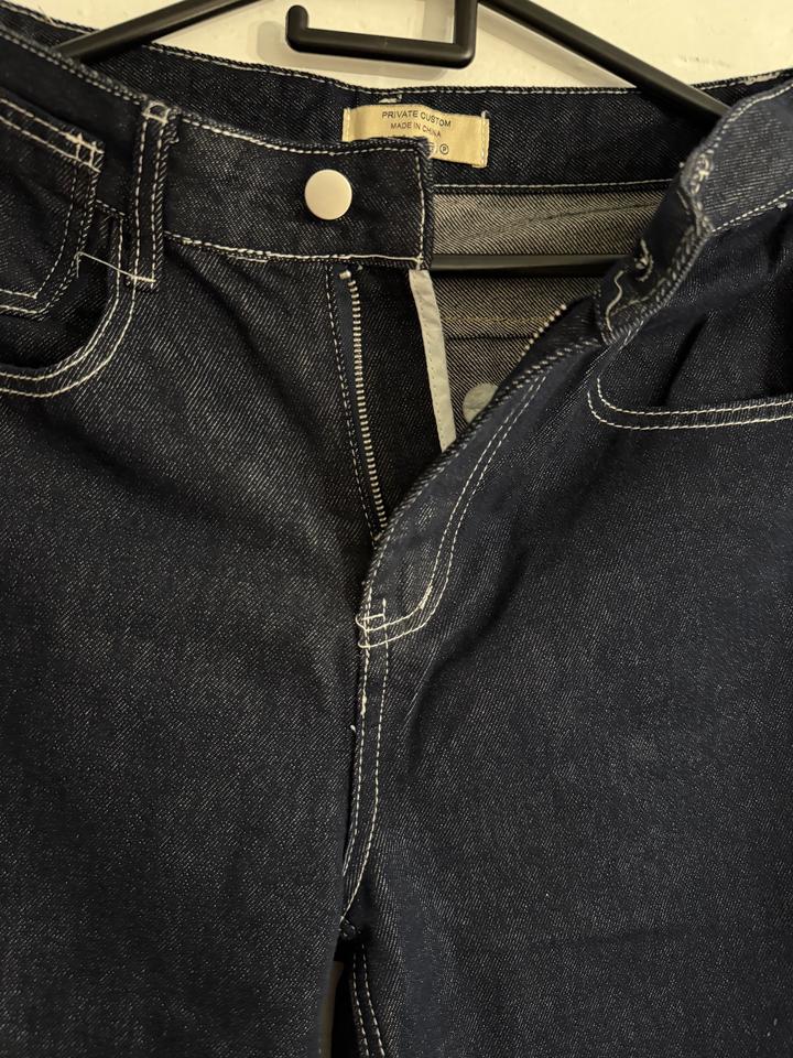 Темно-синие джинсы