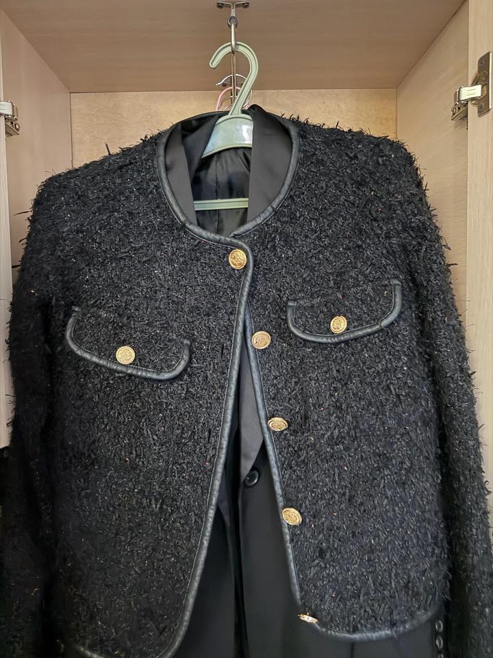 Черный пиджак в стиле chanel