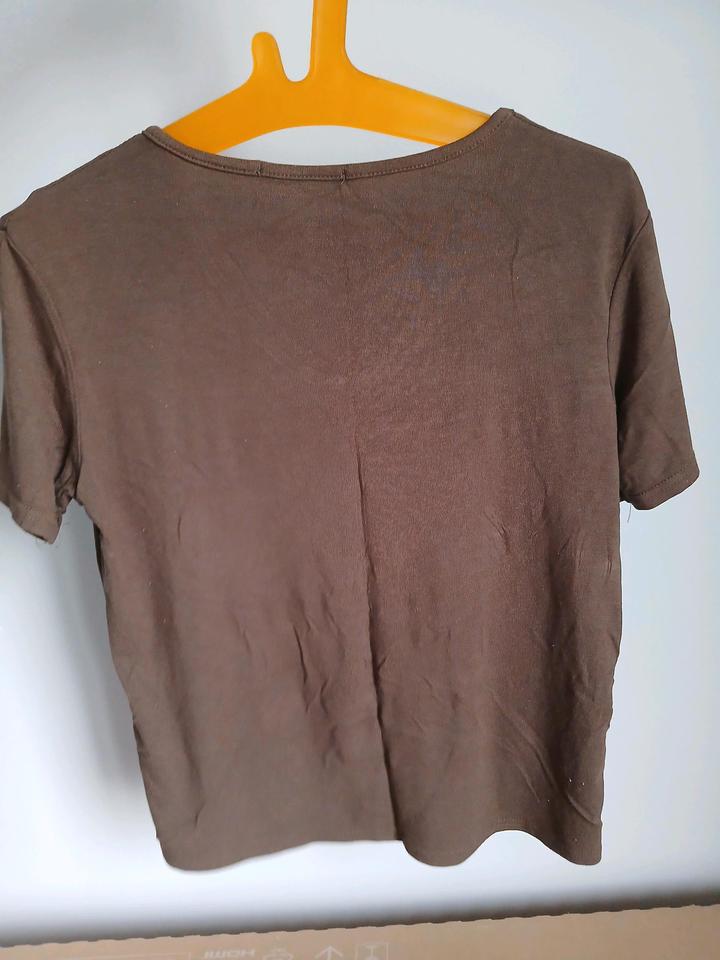 Коричневая футболка