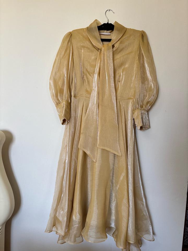 Золотистое платье