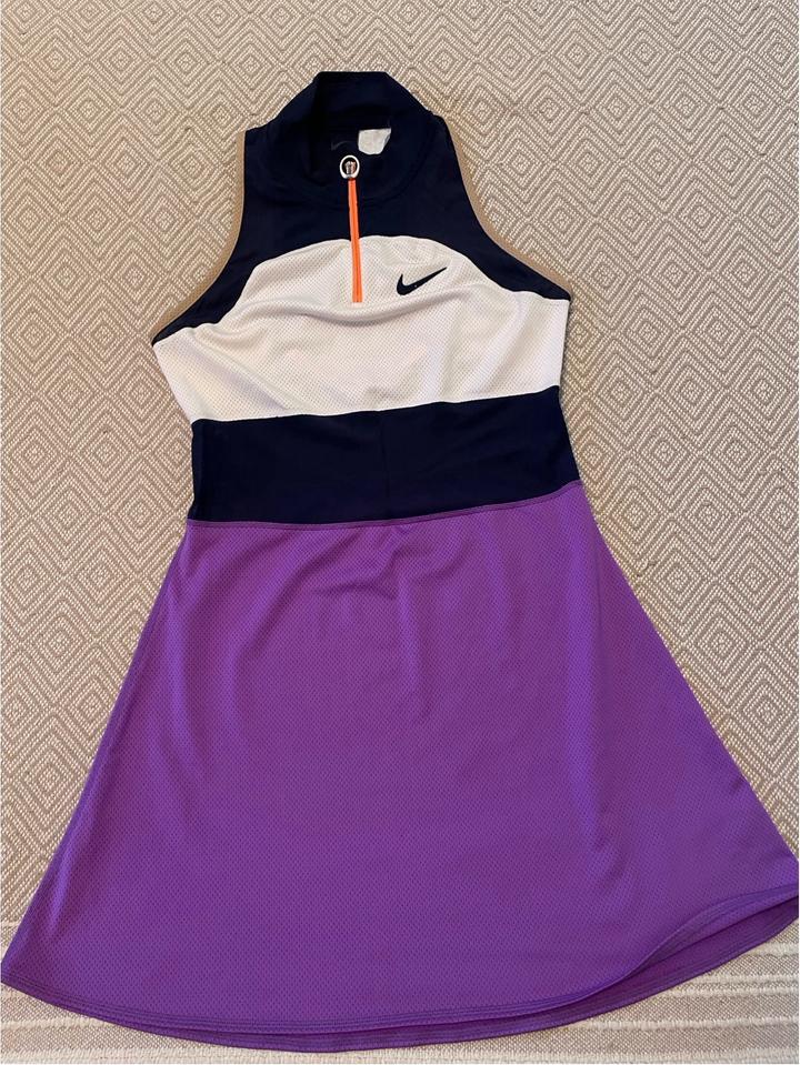 Теннисное платье Nike