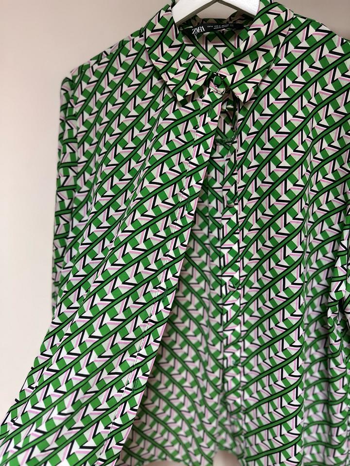 Яркая блуза Zara с геометричным принтом