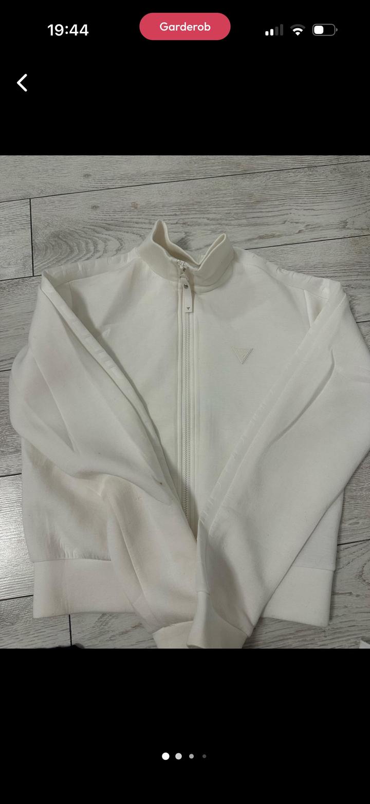 белая кофта guess