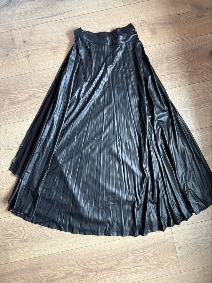 Черная юбка от Zara