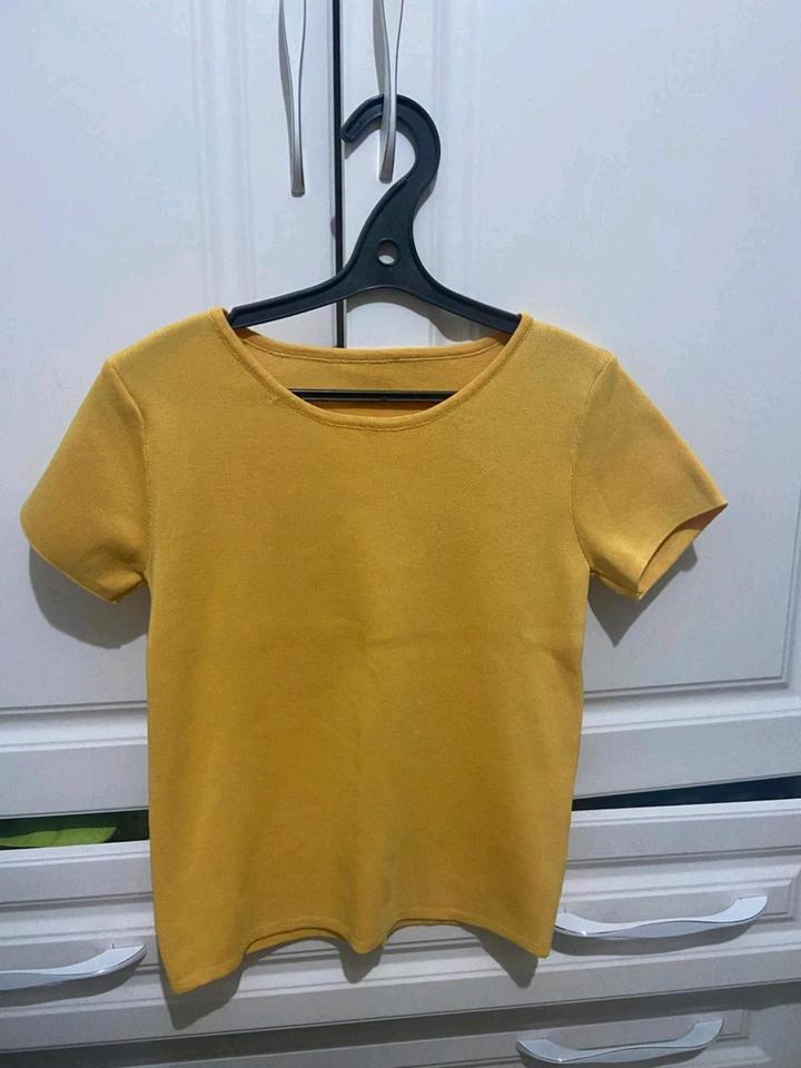 Базовая горчичная футболка в рубчик