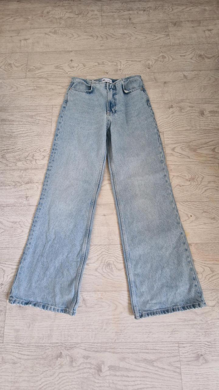 Джинсы zara на бедрах S