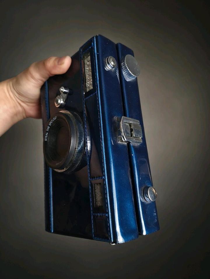 Стильный клатч в форме фотоаппарата