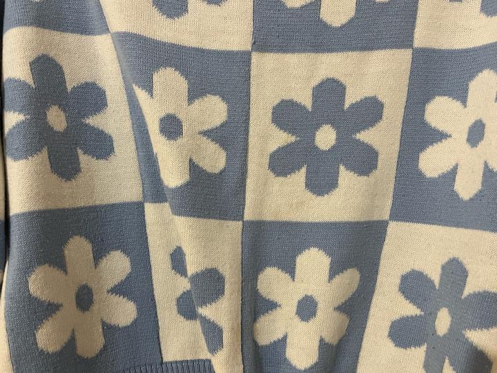 Синий свитер