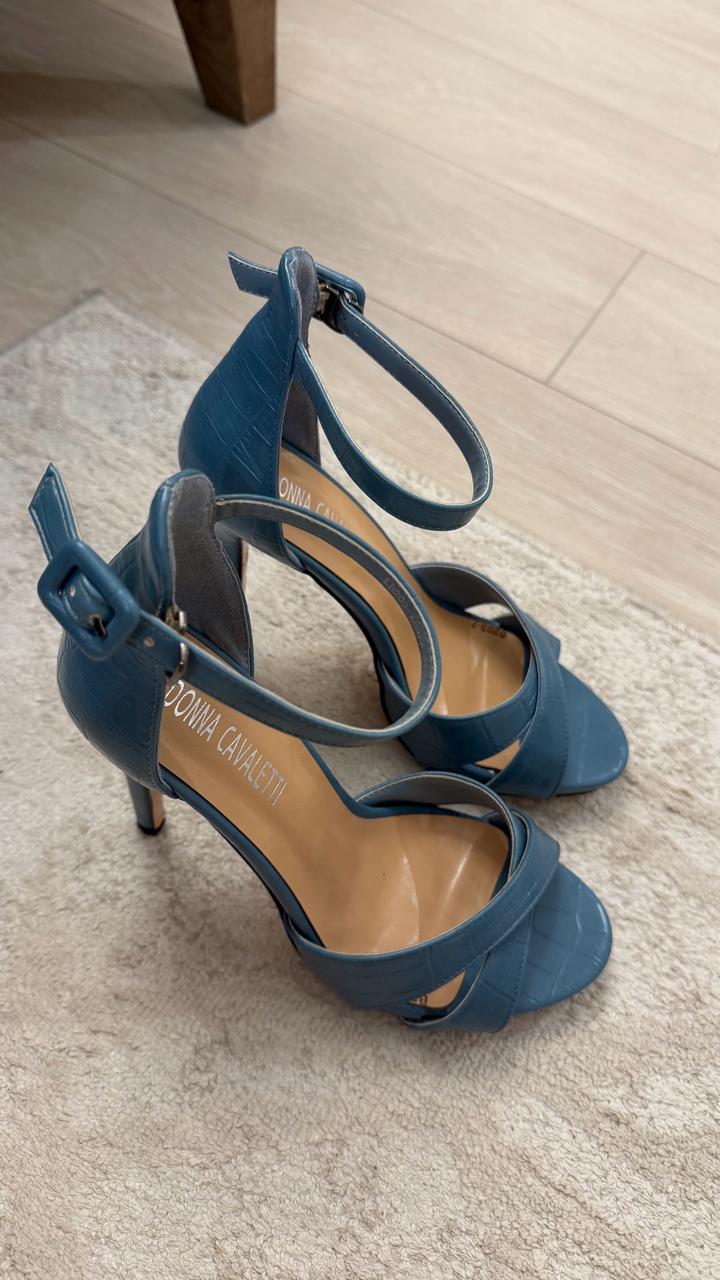 Голубые туфли на каблуке