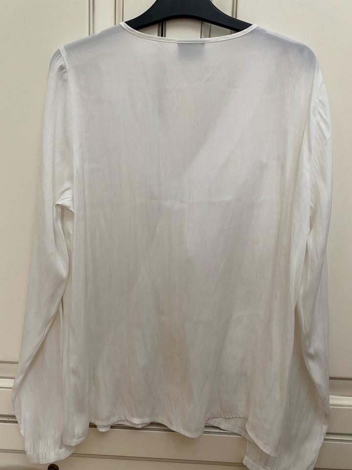 Бела блузка Vila