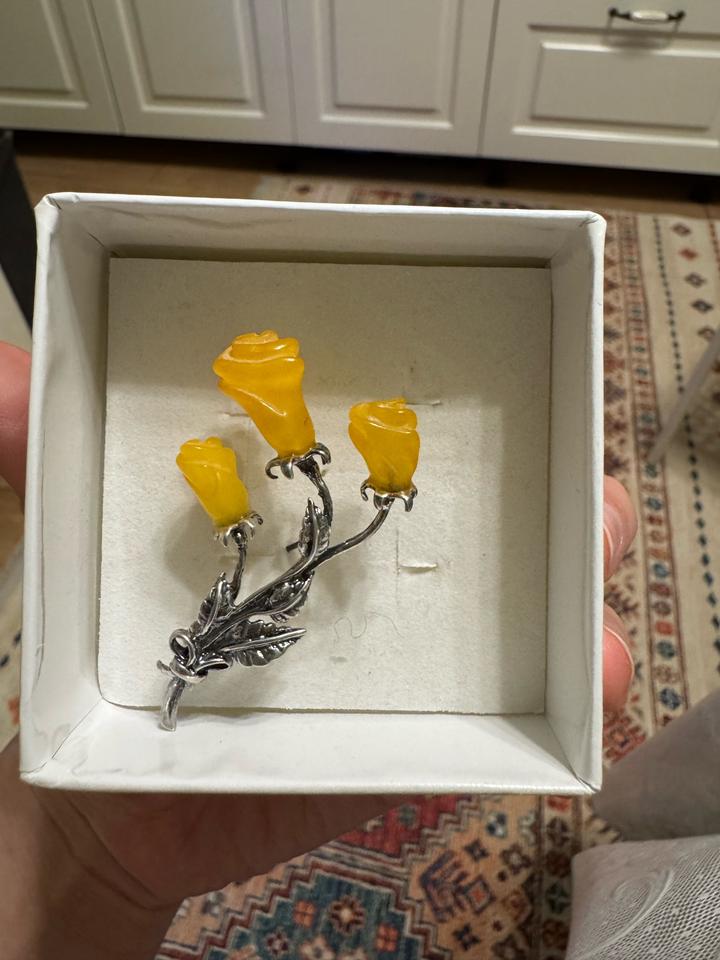 Винтажная брошь с натуральным янтарём