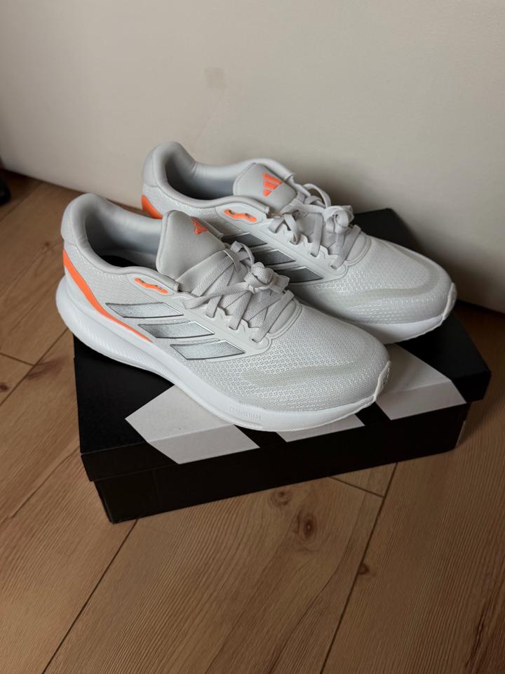 Кроссовки Adidas универсальные