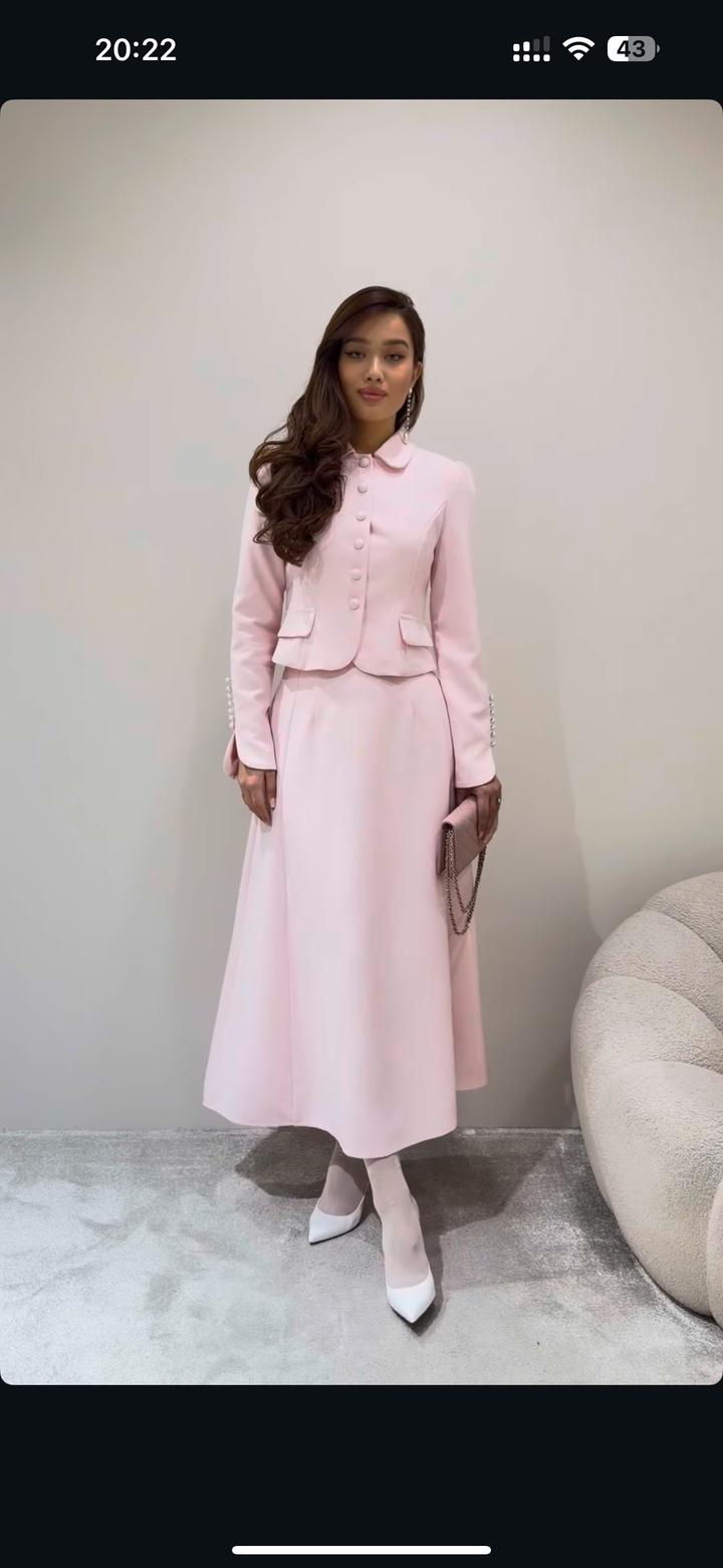 Костюм в черном цвете , почти новая носила 1 раз