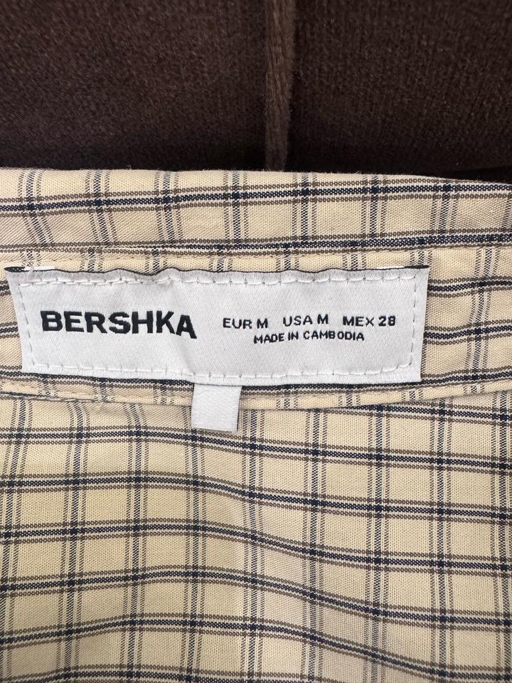 Bershka приталенная рубашка