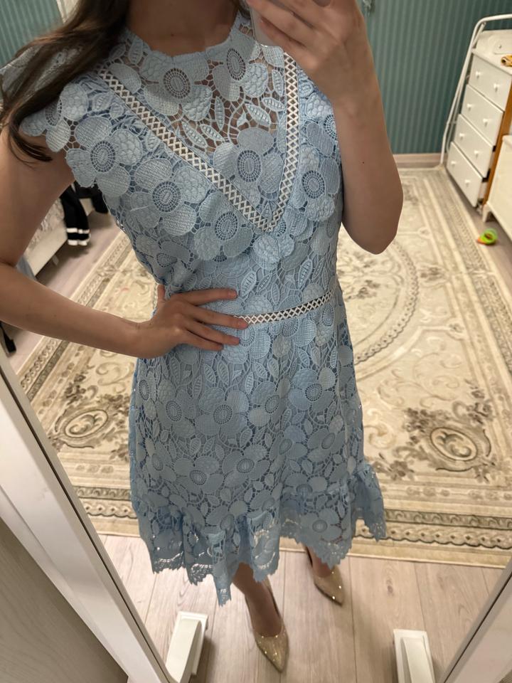 голубое платье