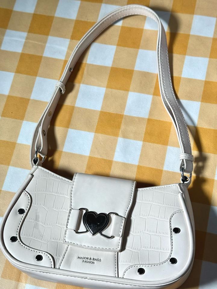 Белая сумочка