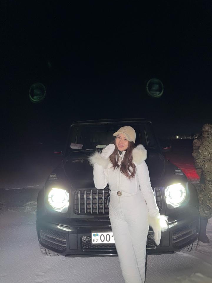 Белый горнолыжный костюм