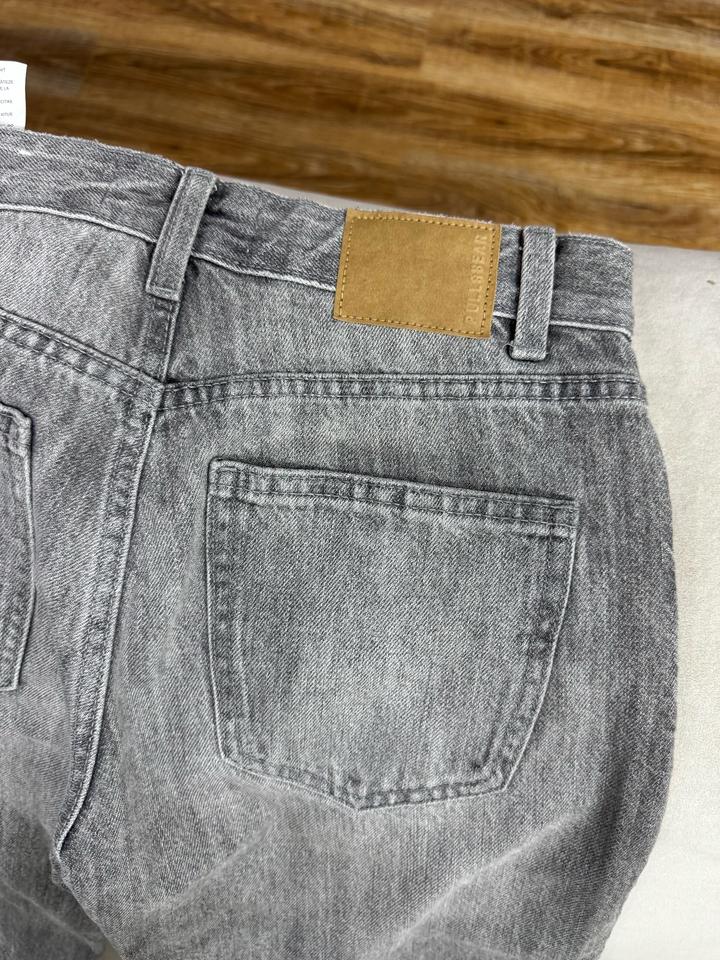 серый джинсы прямые.