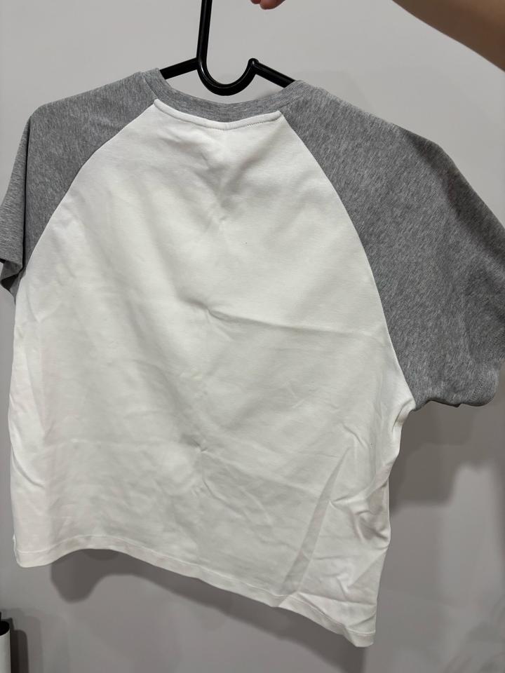 Укороченная футболка Uniqlo