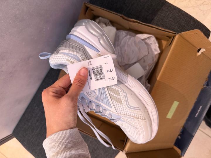 Женские кроссовки Reebok