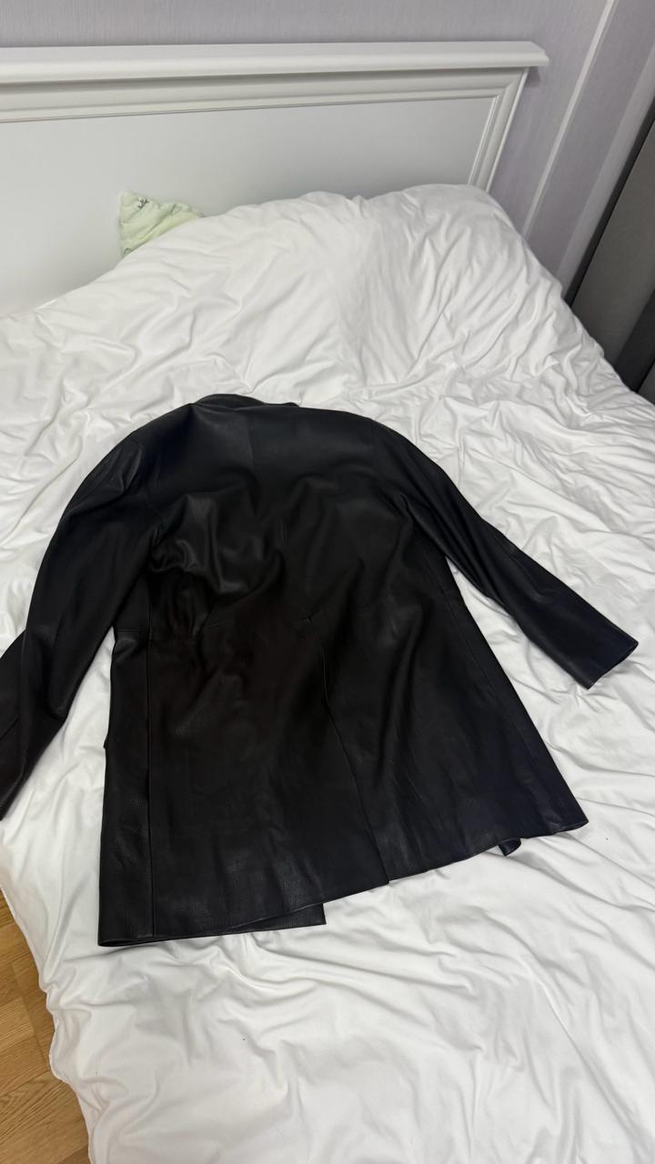 Черный кожаный плащ от Zilli