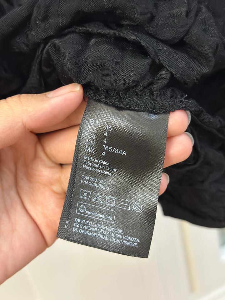 Черная блуза H&M с объёмными рукавами