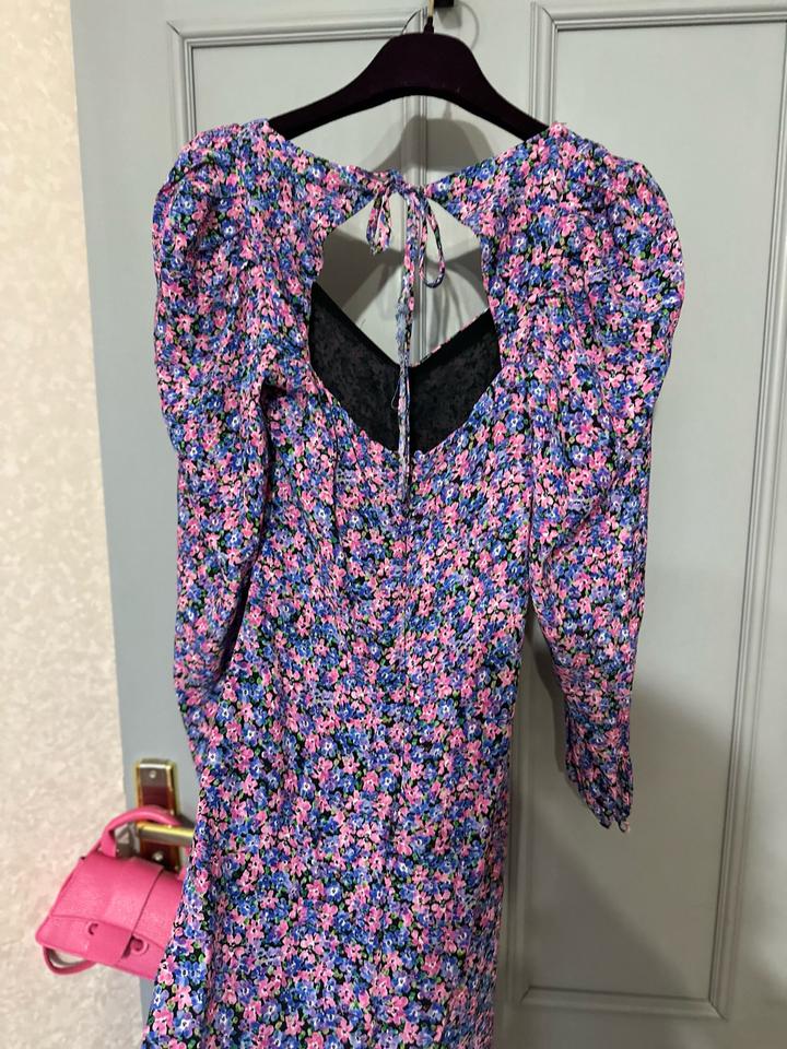 Платье Zara с цветочным принтом и открытой спиной