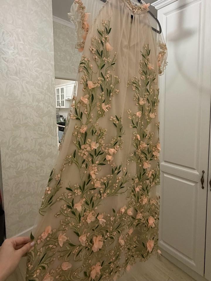 Платье Vera Moni розовое/бежевое с вышивкой